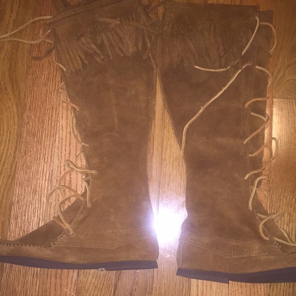 Fringed Knee length lace up boots by Minnetonka - Picture 2 of 3